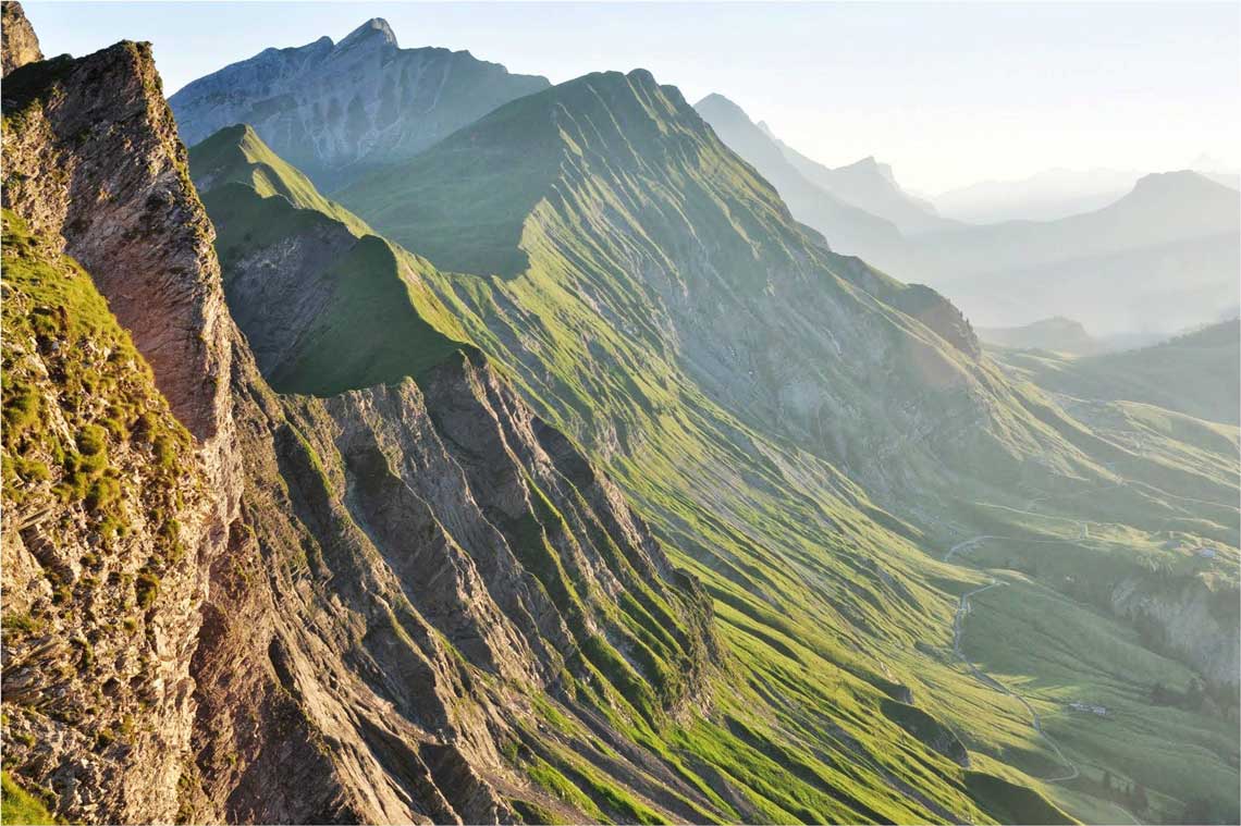 La chaîne des Aravis depuis le lac du Mont-
